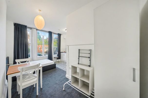 Bedsit, Holmdale Road, NW6 - Photo 1