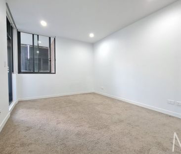 EFFORTLESS MODERN LIVING IN PRIME LOCATION - Photo 2