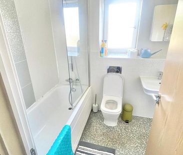1 bedroom in a flat share to rent - Photo 2
