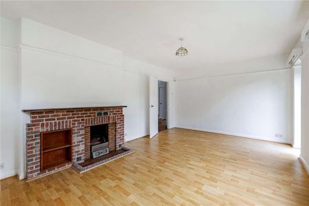 Spacious 4-Bedroom Detached Home with Gated Driveway, Garage & Generous Garden - Photo 2