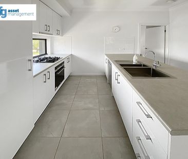 Modern 3 Bedroom Townhouse in a great location! - Photo 6