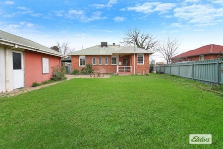 Charming Cottage Style Home. - Photo 3