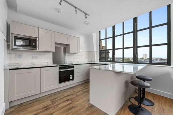 A recently refurbished three bedroom split level apartment in a convenient City location - Photo 1