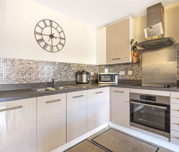2 bedroom Flat in Fleming Place, Bracknell - Photo 5