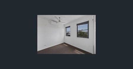 Sunny double storey with double garage in Rural View - Photo 4