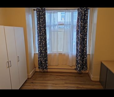 5 Bed Terraced House, Bedford Road, E6 - Photo 2