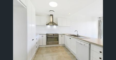 Ground floor large 3 bedroom apartment with golf course views - Photo 5