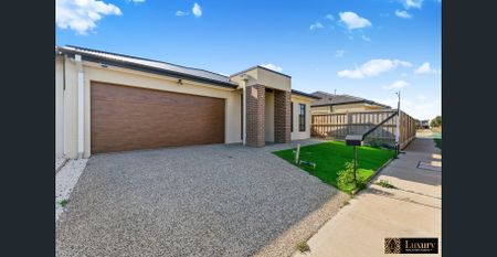 Modern Family Living in the Heart of Thornhill Park FOR LEASE! - Photo 3