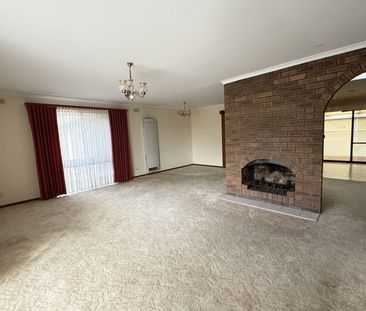 Cosy Three Bedroom Brick Home - Photo 2
