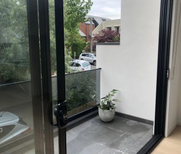 Ultra-modern home close to everything! - Photo 5