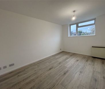 Willow Way, Farnham, Surrey, GU9 - Photo 2