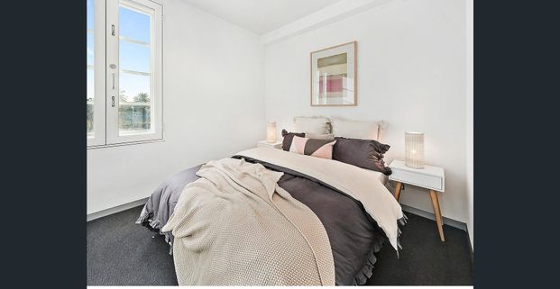 FANTASTIC 1 BEDROOM IN THE ICONIC CHEVRON COMPLEX - Photo 1