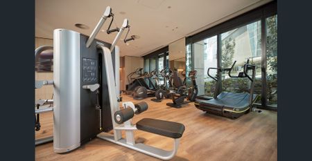 Semi-furnished 2-bedroom apartment with Riverview and access to carpark - Photo 2