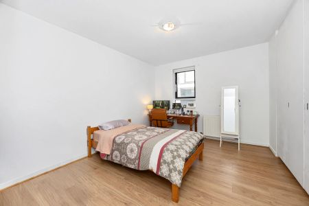 Stylish Ground Floor Apartment with Private Outdoor Space - Furnished! - Photo 4