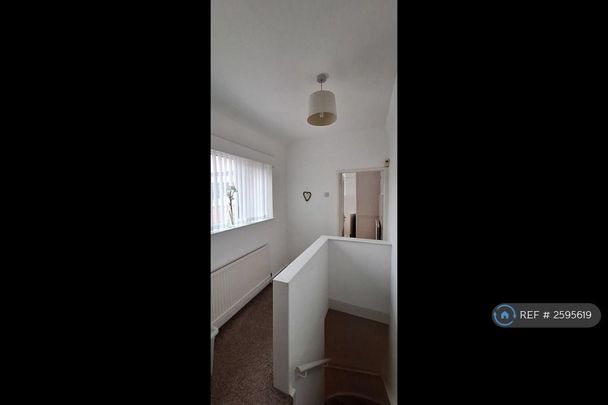 2 bedroom end of terrace house to rent - Photo 1