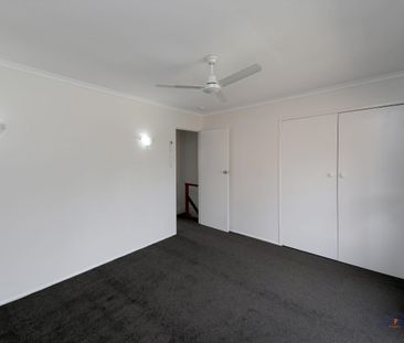 Fantastic location and available now + part furnished! - Photo 1