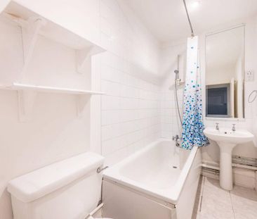 3 bedroom flat to rent - Photo 3