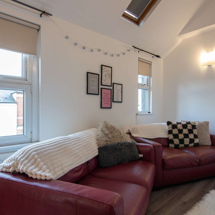 Cosy flat on vibrant Crwys Road - Photo 1