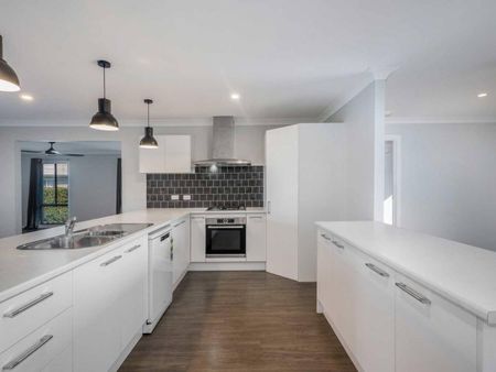 Three Bedroom House - Photo 3