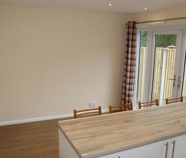 3 bedroom link detached house to rent - Photo 3