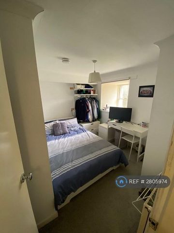 3 bedroom flat to rent - Photo 4