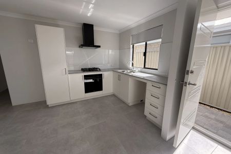 Brand New Low maintenance 2 x 1 x 1 in heart of South Yunderup - Photo 3