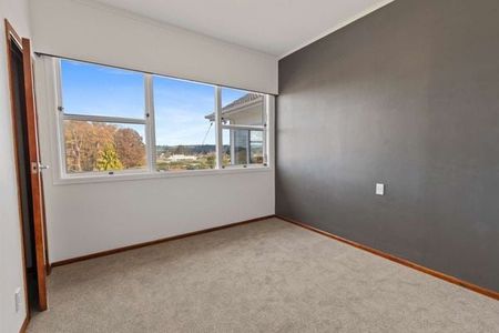 4 Bedroom House in Kawaha Point, Rotorua - Photo 3