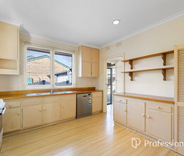 Comfortable Family Living in Brentwood Secondary School Zone - Photo 4