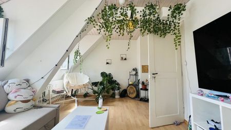 Charmante 3.5-Zimmer Altbau-Dachwohnung in bester Wohnlage. - Photo 2