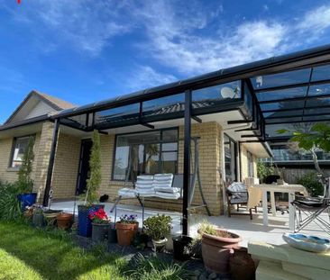 3 Bedroom home in Flat Bush, with solar power ... - Photo 1