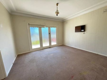 “Neat & Tidy Family Home in Prime Location!” - Photo 3