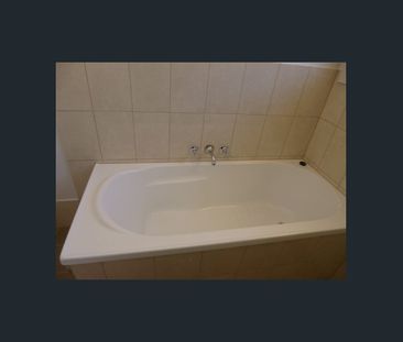 WORTH A LOOK - Photo 5