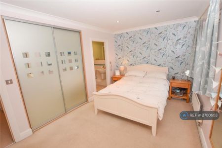 4 bedroom terraced house to rent - Photo 3