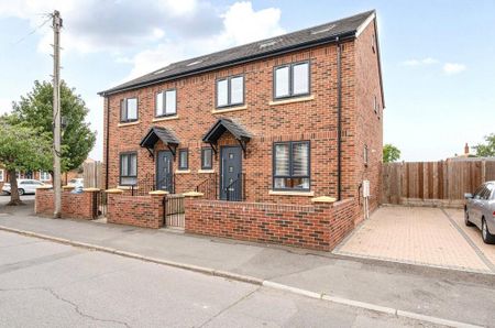 4 bedroom semi-detached house to rent - Photo 4