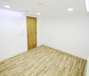 3 bedroom flat to rent - Photo 4