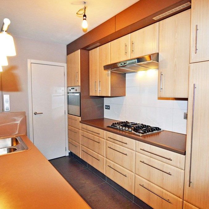 Modern triplex appartement met 3 slpks, terras, kelderberging en autostaanplaats. - Photo 1