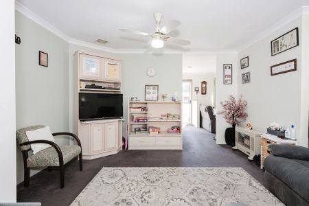 Family living with space for work and play. - Photo 2