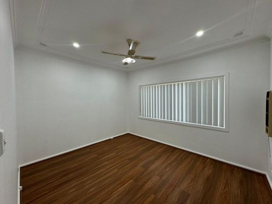 Modern&comma; Three Bedroom Home - Water Usage Included&excl; - Photo 1