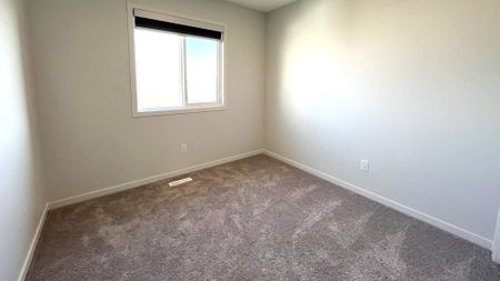 Modern 3 Bed Main Floor With In Suite Laundry - Photo 4