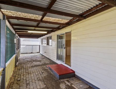 Great location, Opposite train station - Photo 4