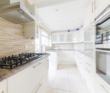 To Let 4 Bed House - Detached - Photo 4