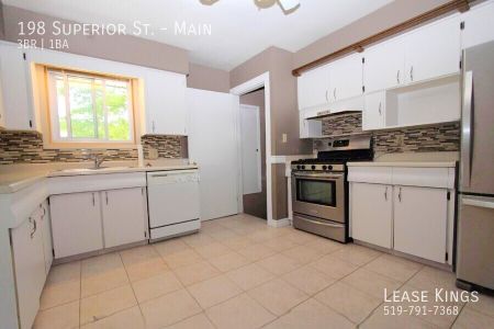 Fresh Main Floor Unit in Desirable LaSalle Neighborhood! - Photo 4