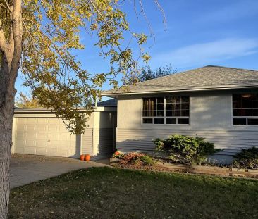 Updated 4 Bedroom Bungalow in Thorncliffe w/ Large Backyard — 4 Bed... - Photo 1