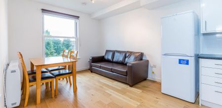 Modern recently refurbished two bed within a period house mins to tube - Photo 3