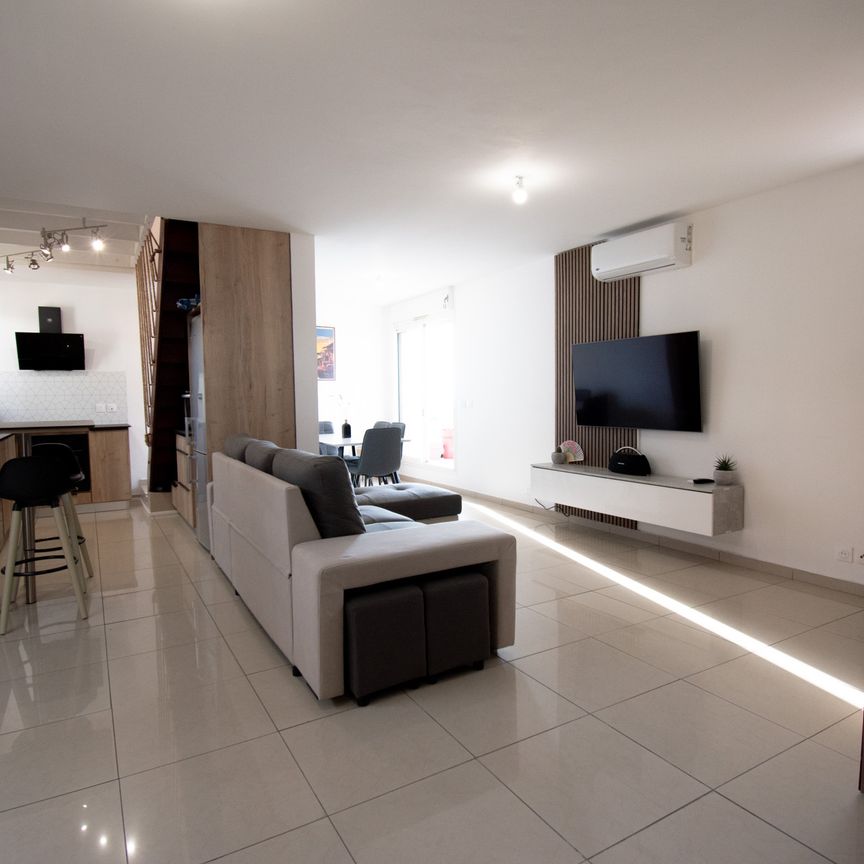Location Appartement 5 pièces 90m² STE CLOTILDE 97490 - Photo 1