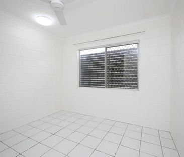 Freshly Painted - Tiled & AirConditioned - Large Patio - Garage - Photo 4