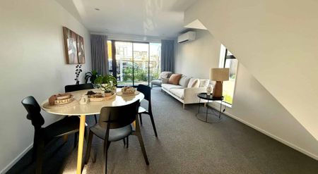 IMMACULATE FULLY FURNISHED INNER CITY APARTMENT! - Photo 3