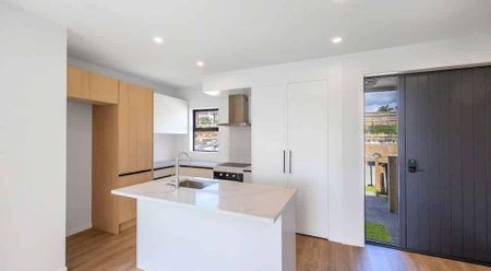 NEW LYNN, 3 BEDROOMS - Photo 3