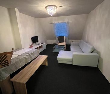 Möbilierte Dachgeschoss Wohnung neu RenoviertFamilienhaus - Photo 4