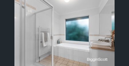 Large Modern Home in Premium Location Near Eastland and Eastlink - Photo 3